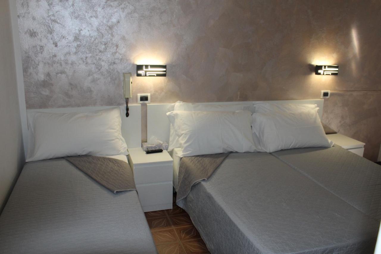 Hotel Mora Rimini Exterior photo