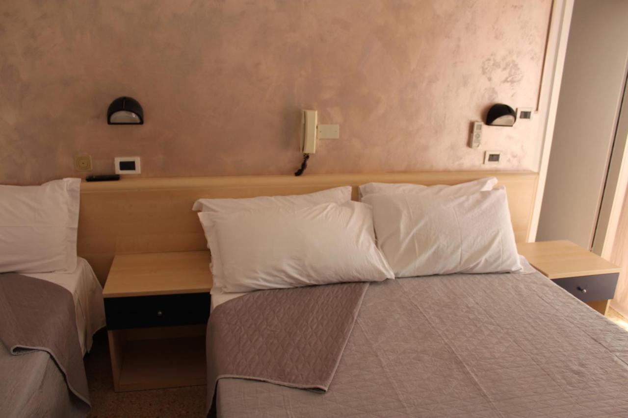 Hotel Mora Rimini Exterior photo