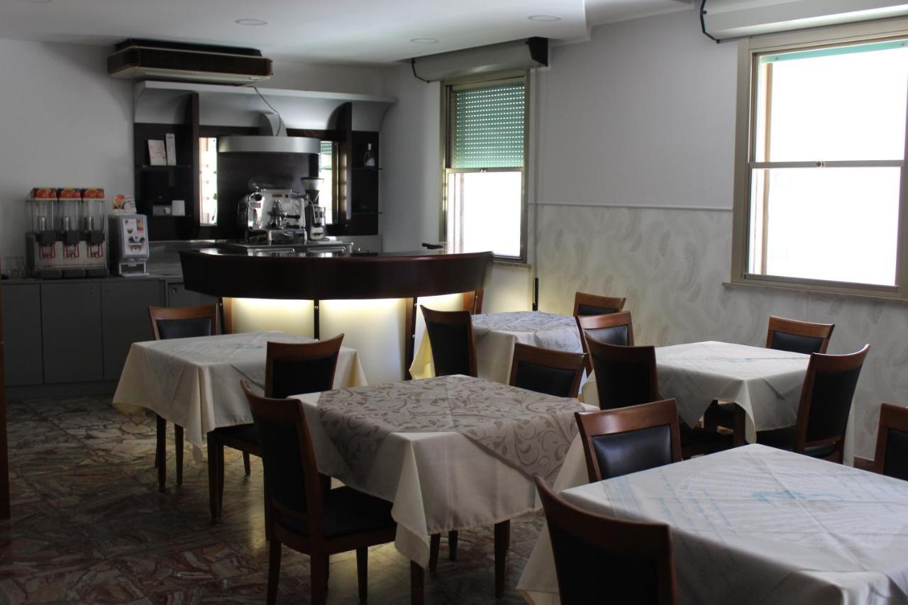 Hotel Mora Rimini Exterior photo